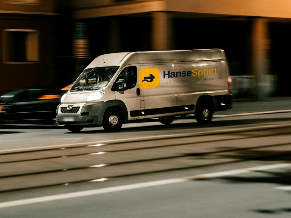 HanseSprint Kuriertransporter unterwegs in der Stadt am Abend